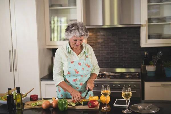Äldre kvinna förbereda mat — Stockfoto