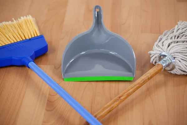 Dustpan and sweeping broom — Stock Photo, Image