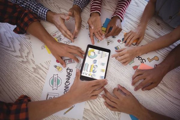 Equipe de negócios trabalhando juntos na mesa — Fotografia de Stock