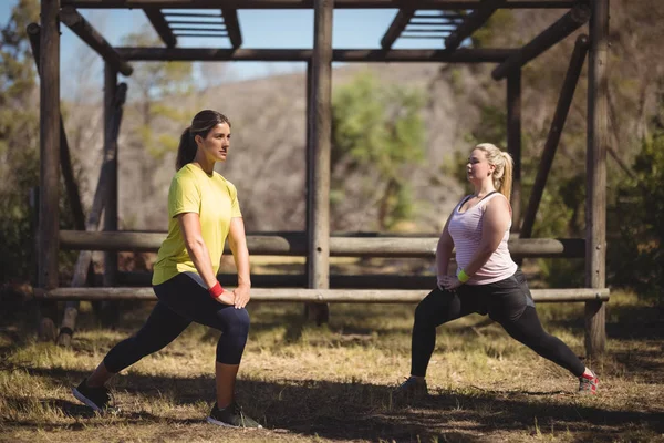 Mulheres se exercitando durante o curso de obstáculos — Fotografia de Stock