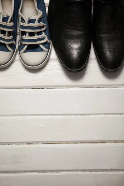 Пары новой обуви на деревянной доске — стоковое фото
