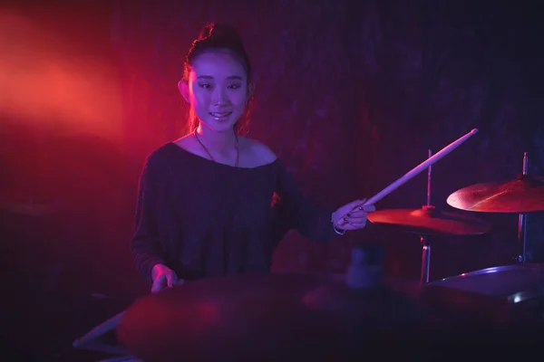Sonriente baterista jugando al club nocturno — Foto de Stock