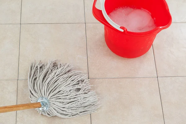 Bucket with foamy water and mopping — Stock Photo, Image