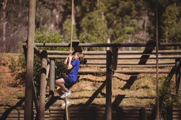 Dziewczyna, wspinaczka liny podczas tor przeszkód — Zdjęcie stockowe