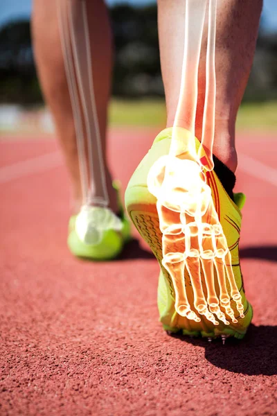 Zvýrazněné nohy kostí jogging muž — Stock fotografie