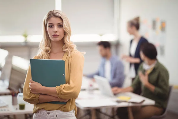 Business woman holding file at office — стоковое фото