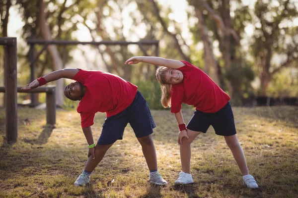 Діти виконують розтяжку вправи — стокове фото