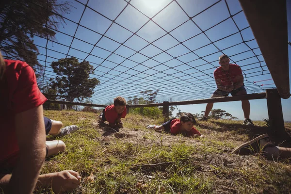 Barn som kryper under net — Stockfoto