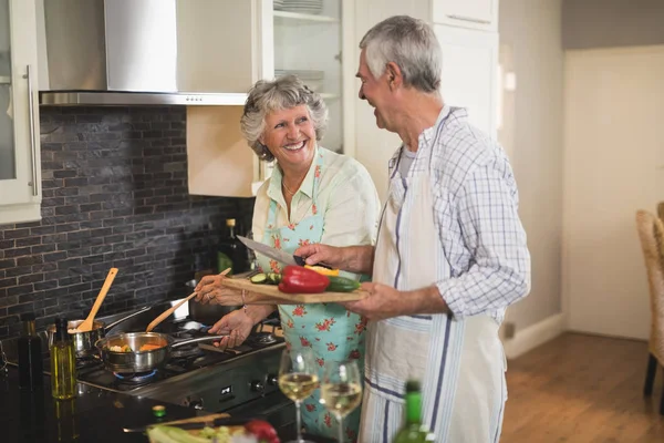 Pareja mayor preparando la comida juntos en la cocina —  Fotos de Stock