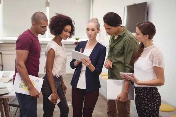 Zakenvrouw uit te leggen aan creatieve team — Stockfoto