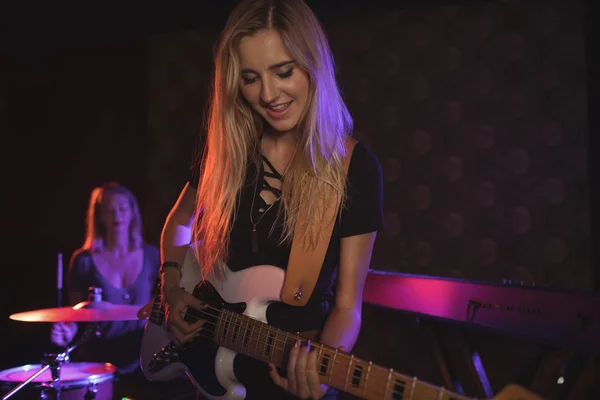 Girl band performing in nightclub — Stock Photo, Image