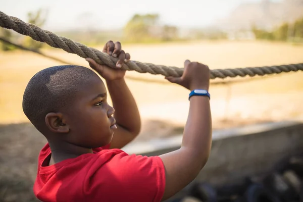 Решительный мальчик, пересекающий верёвку — стоковое фото
