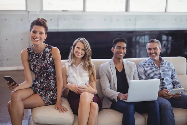 Geschäftsleute sitzen auf Sofa — Stockfoto