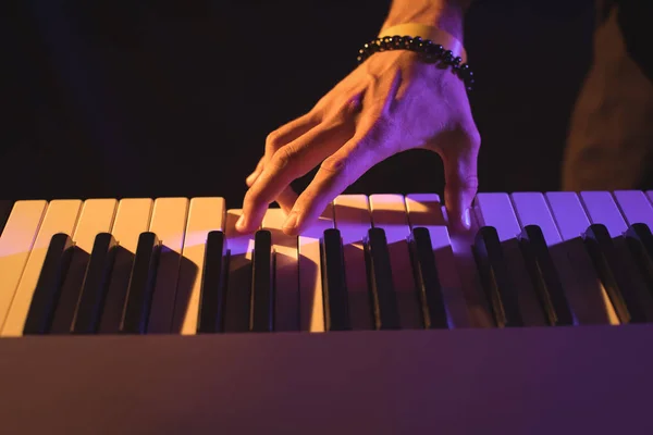 Músico masculino tocando piano — Fotografia de Stock