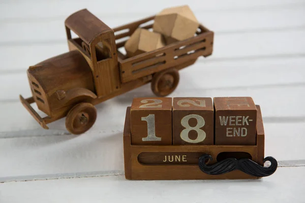 Ciężarówka zabawka przez datę w kalendarzu — Zdjęcie stockowe
