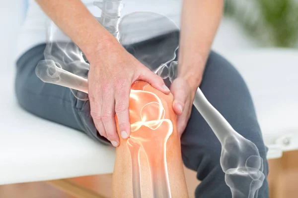 人控股膝盖疼痛 — 图库照片