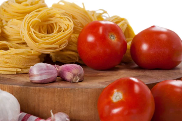 Fetuccine crudo con tomates y cebollas — Foto de Stock