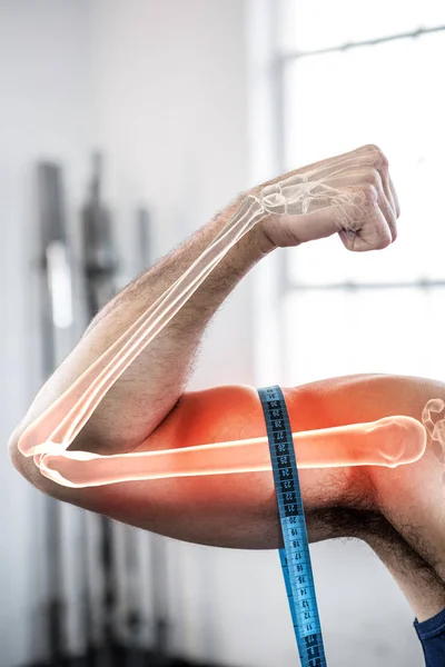 Muž měřící biceps — Stock fotografie