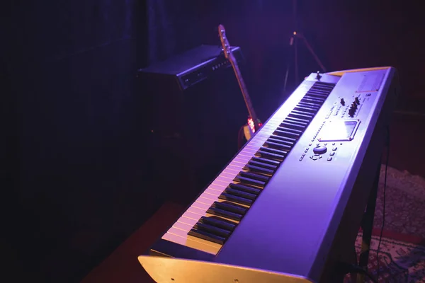 Piano eléctrico en discoteca — Foto de Stock