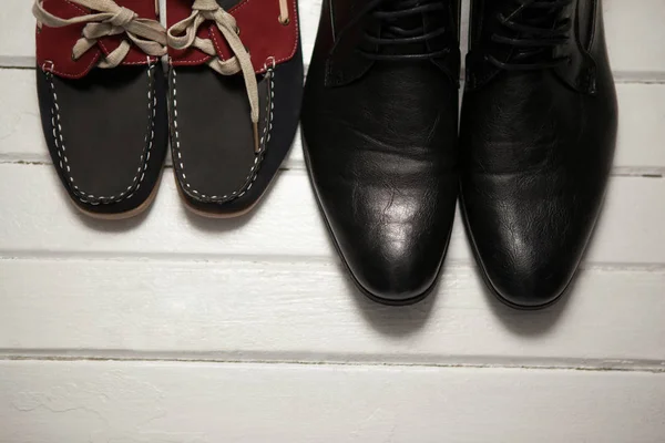 Översiktsbild av skor på golvet — Stockfoto