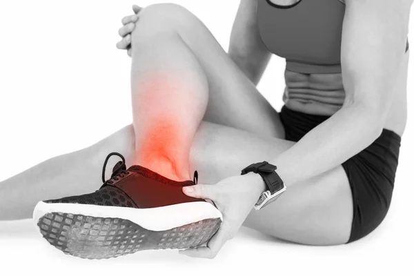 Mulher que sofre de dor no tornozelo — Fotografia de Stock