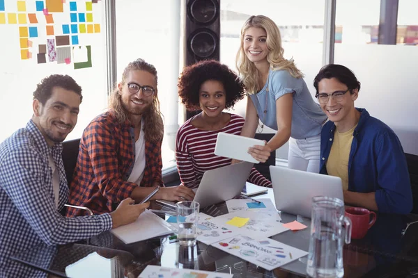 Geschäftsteam arbeitet am Schreibtisch zusammen — Stockfoto