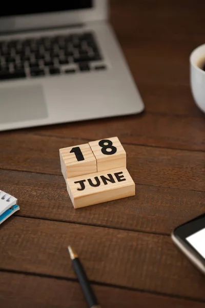 Дата календаря з ноутбуком на столі — стокове фото