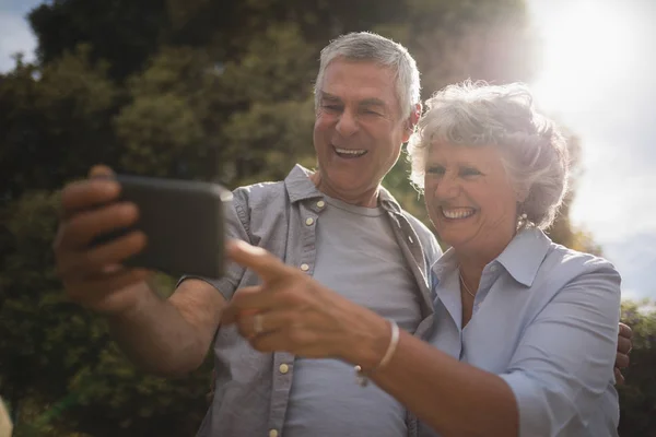 Couple âgé prenant Selfie — Photo