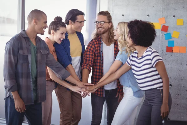 Business mensen stapelen handen — Stockfoto