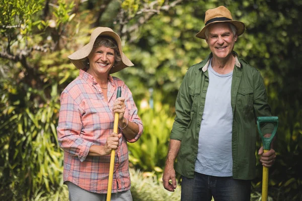 Senior pareja holding herramientas — Foto de Stock