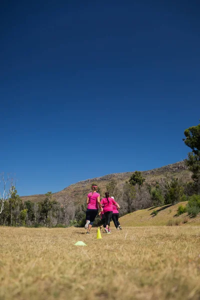 Mujeres corriendo a través de conos —  Fotos de Stock