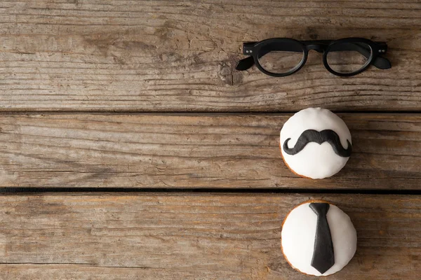 Délicieux cupcakes créatifs et des lunettes — Photo