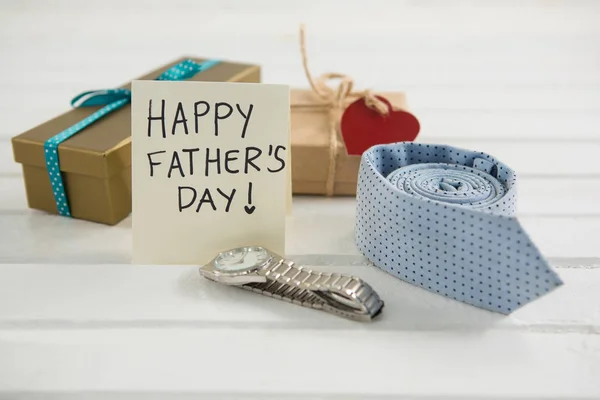 Kartkę z życzeniami dzień ojców przez prezenty — Zdjęcie stockowe