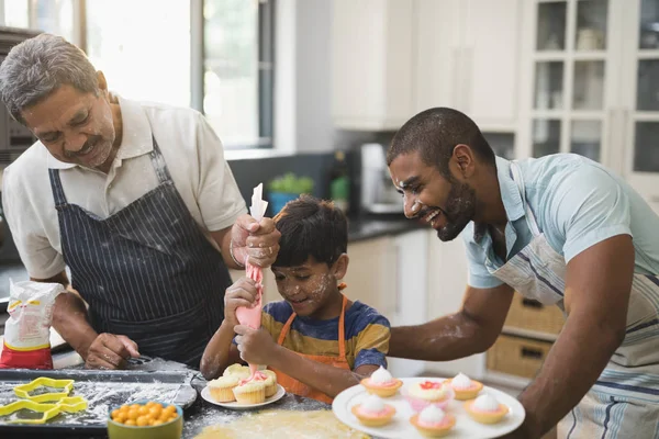 Familia preparando alimentos dulces juntos en la cocina —  Fotos de Stock