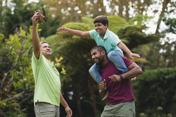 Familie nyter i parken – stockfoto