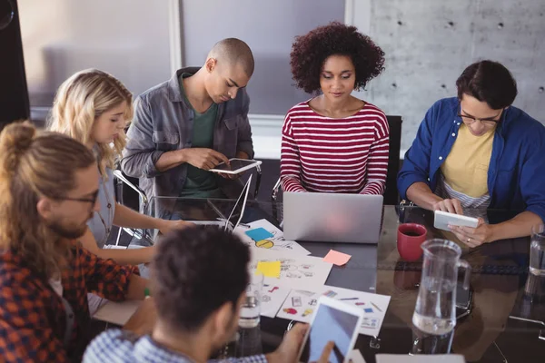 Geschäftsteam arbeitet am Schreibtisch zusammen — Stockfoto