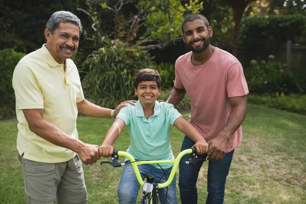 Ragazzo in bicicletta al parco — Foto Stock