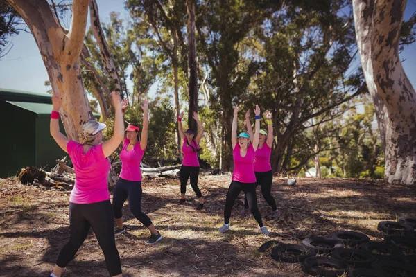 Entrenadora instruyendo a las mujeres —  Fotos de Stock