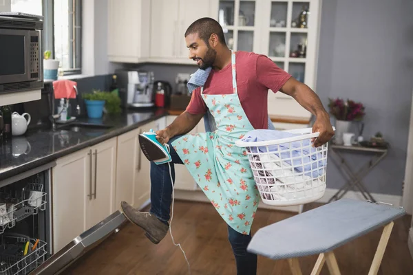 Çamaşır sepeti ve demir adam — Stok fotoğraf