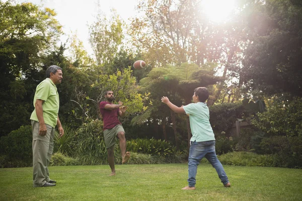Rodina s rugby míč — Stock fotografie