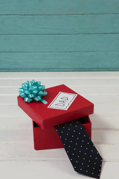 Corbata en caja de regalo con texto de papá —  Fotos de Stock