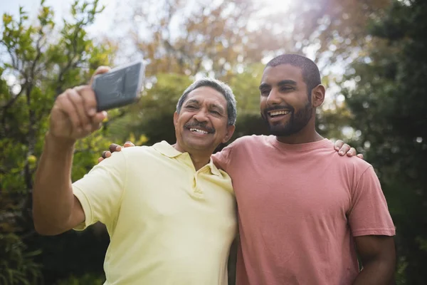Lycklig far tar selfie med son — Stockfoto