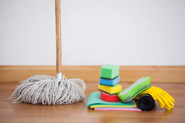 Mop e attrezzature per la pulizia — Foto Stock