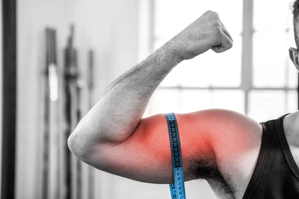 Homem que mede bíceps — Fotografia de Stock