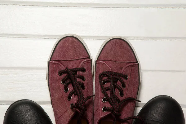 Müßiggänger und Schuhe auf dem Boden — Stockfoto