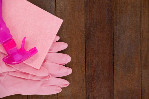 Pinke Sprühflasche mit Schwamm und Handschuh — Stockfoto