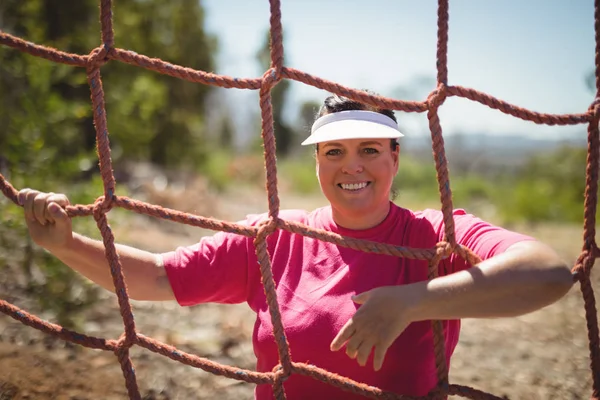 Femme debout près du filet pendant le parcours d'obstacles — Photo