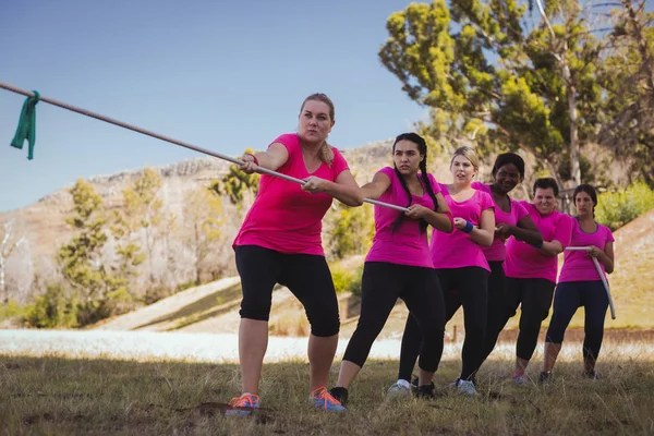 Women playing tug of war — Stock Photo, Image