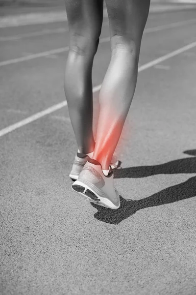 Piernas femeninas caminando en pista deportiva — Foto de Stock