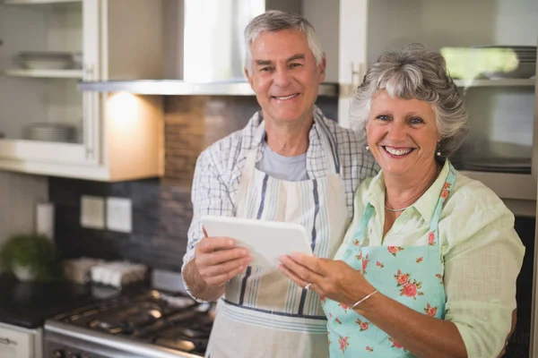 Oudere paar met behulp van digitale tablet — Stockfoto